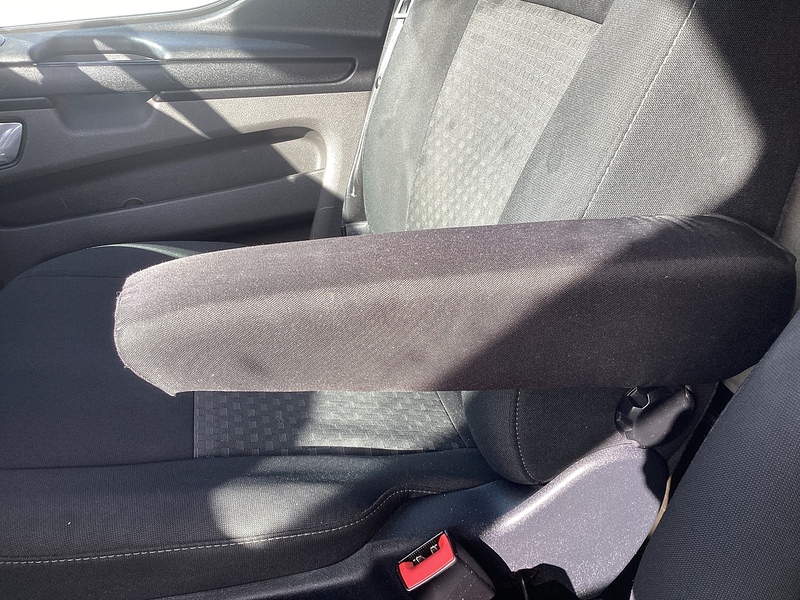 Ford 300 EcoBlue Trend SWB L/R Euro 6