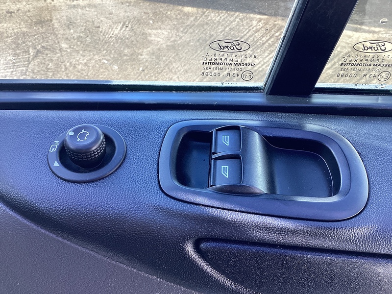 Ford 300 EcoBlue Trend SWB L/R Euro 6