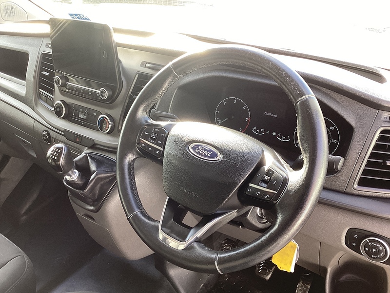 Ford 300 EcoBlue Trend SWB L/R Euro 6