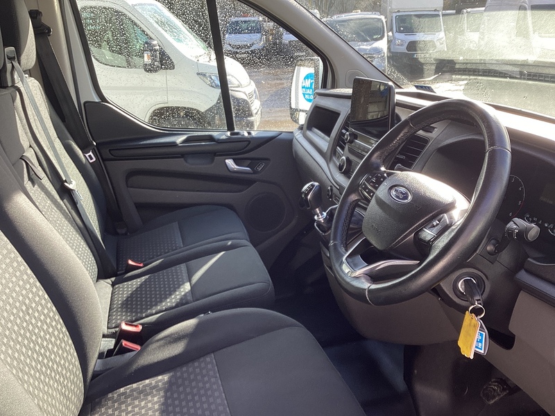 Ford 300 EcoBlue Trend SWB L/R Euro 6