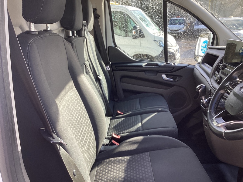 Ford 300 EcoBlue Trend SWB L/R Euro 6