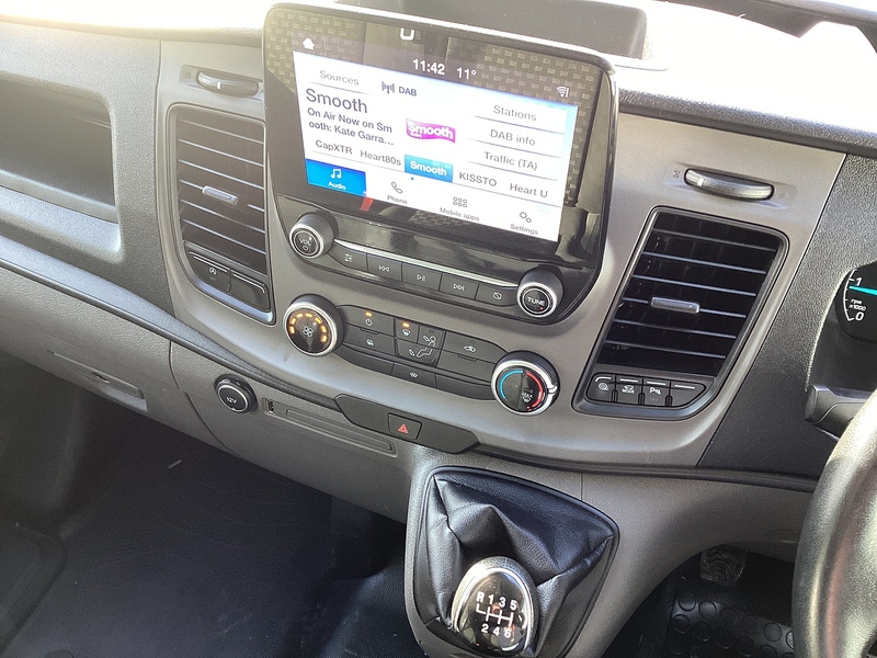 Ford 300 EcoBlue Trend SWB L/R Euro 6