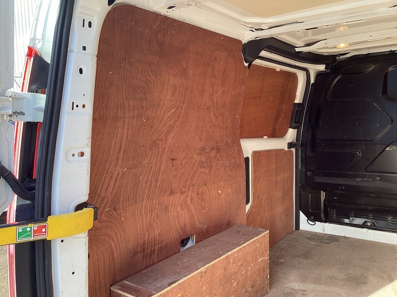 Ford 300 EcoBlue Trend SWB L/R Euro 6