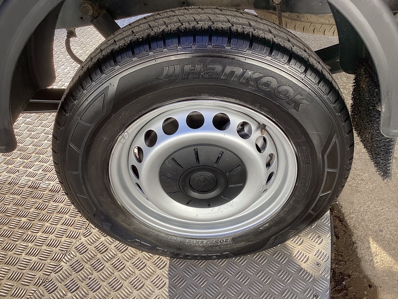 Volkswagen TDI CR35 Startline Dropside Euro 6 L=14ft 2