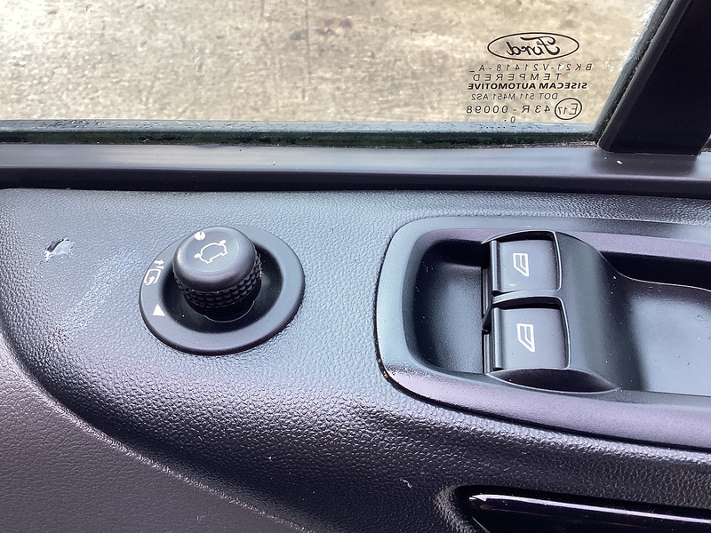 Ford 280 EcoBlue Limited SWB L/R A/C Euro 6 