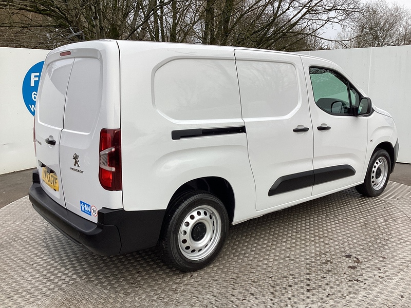 Peugeot BlueHDi 850 Professional Premium + Crewcab LWB A/C Euro 6