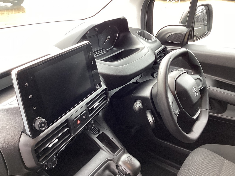 Peugeot BlueHDi 850 Professional Premium + Crewcab LWB A/C Euro 6