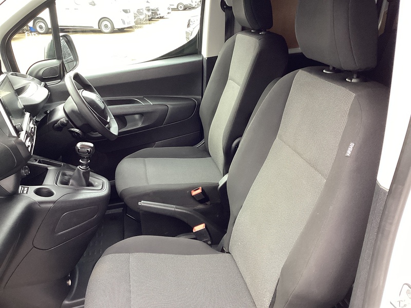 Peugeot BlueHDi 850 Professional Premium + Crewcab LWB A/C Euro 6