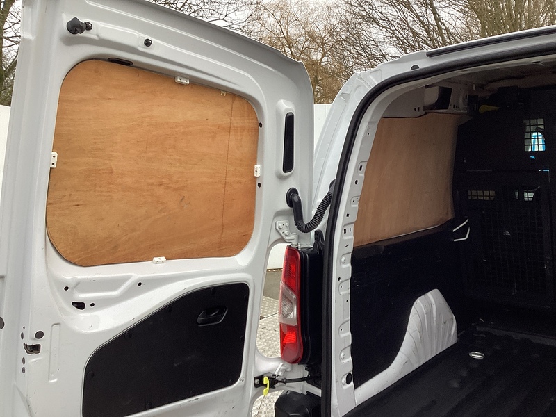 Peugeot BlueHDi 850 Professional Premium + Crewcab LWB A/C Euro 6