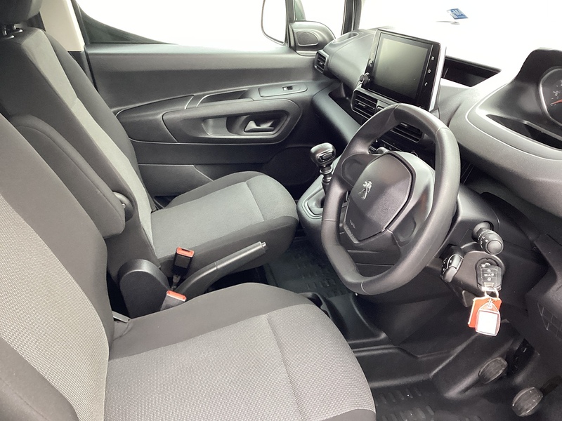 Peugeot BlueHDi 850 Professional Premium + Crewcab LWB A/C Euro 6