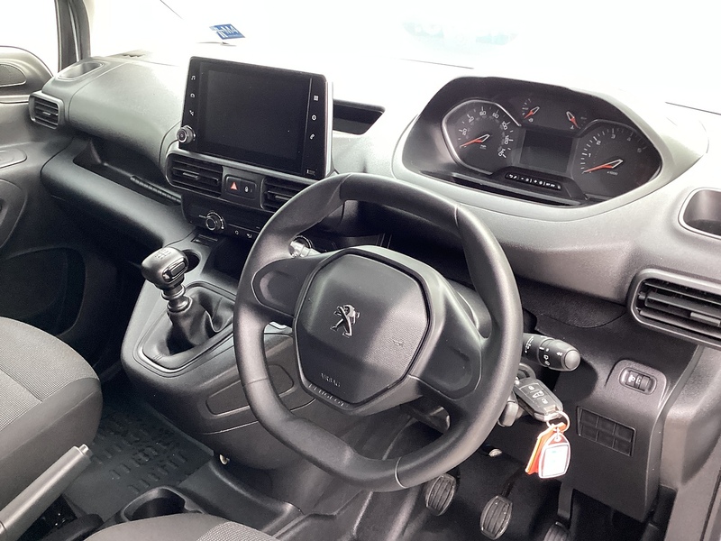 Peugeot BlueHDi 850 Professional Premium + Crewcab LWB A/C Euro 6