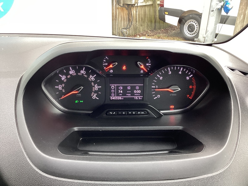 Peugeot BlueHDi 850 Professional Premium + Crewcab LWB A/C Euro 6