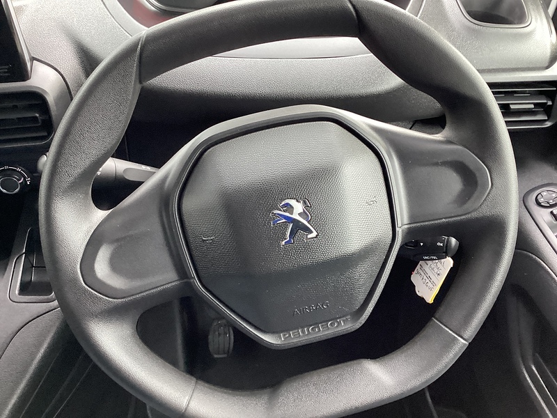 Peugeot BlueHDi 850 Professional Premium + Crewcab LWB A/C Euro 6