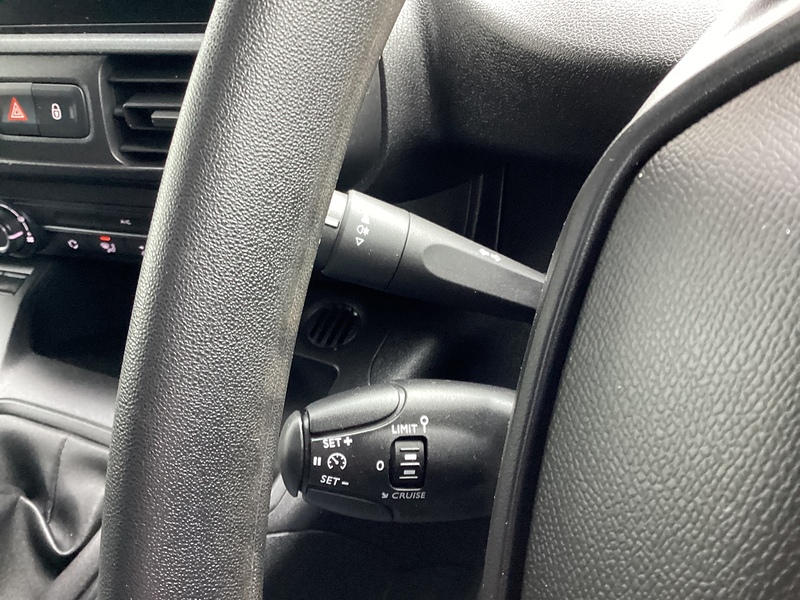 Peugeot BlueHDi 850 Professional Premium + Crewcab LWB A/C Euro 6