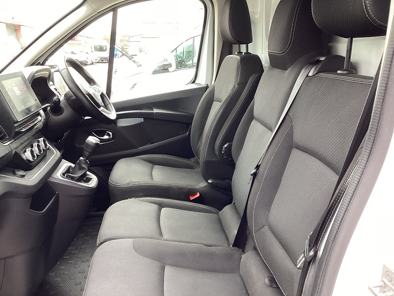 Renault dCi Blue SL28 Sport+ SWB L/R A/C Euro 6 