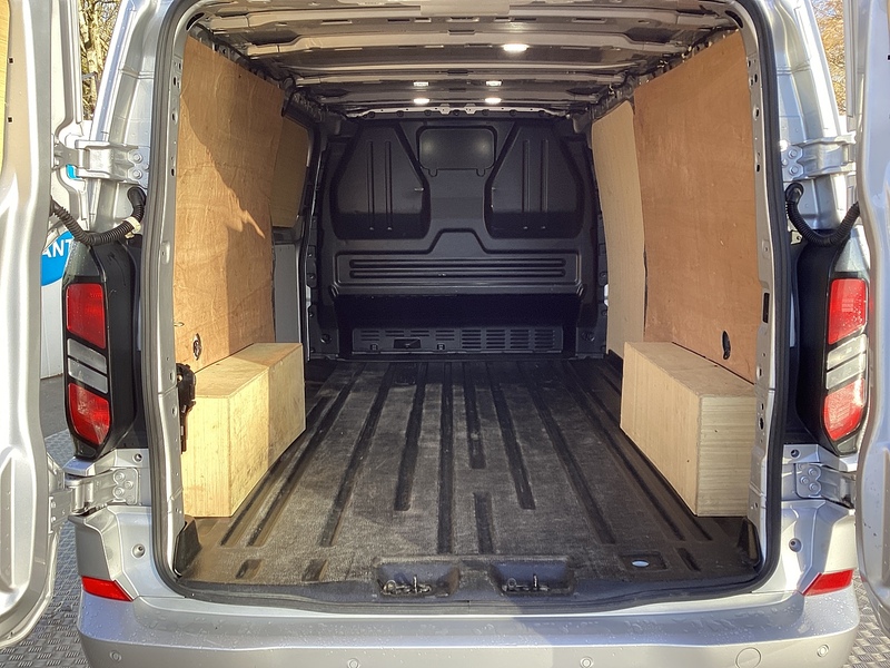 Ford 300 EcoBlue Limited LWB L/R  A/C Euro 6