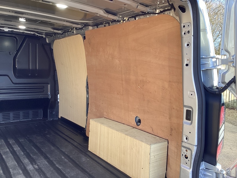 Ford 300 EcoBlue Limited LWB L/R  A/C Euro 6