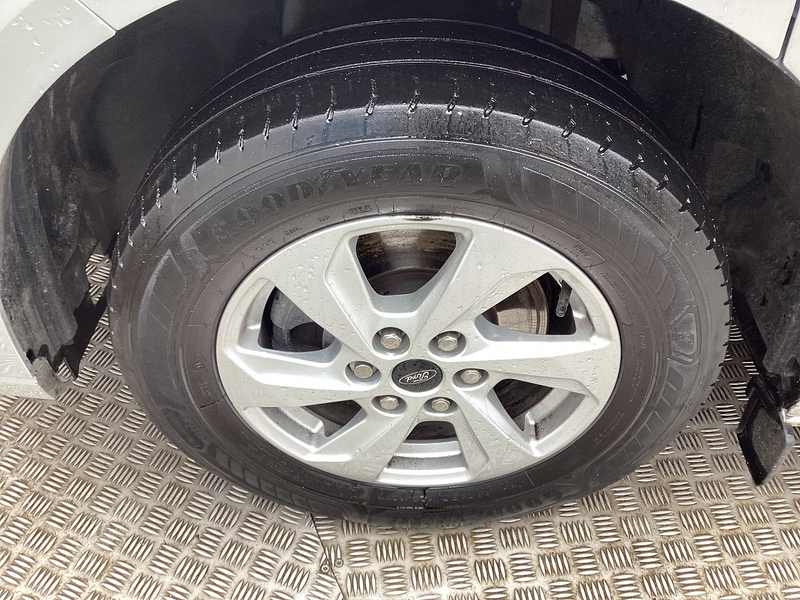 Ford 300 EcoBlue Limited SWB L/R A/C Euro 6