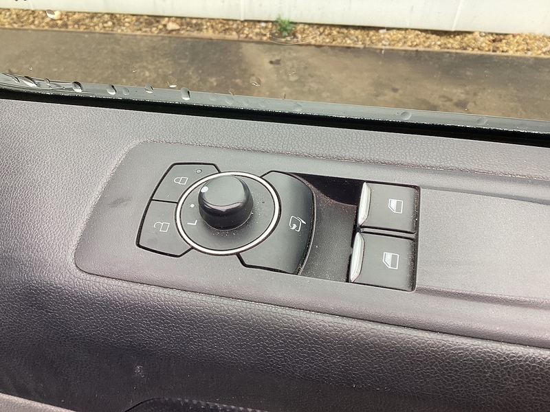 Ford 300 EcoBlue Limited SWB L/R A/C Euro 6