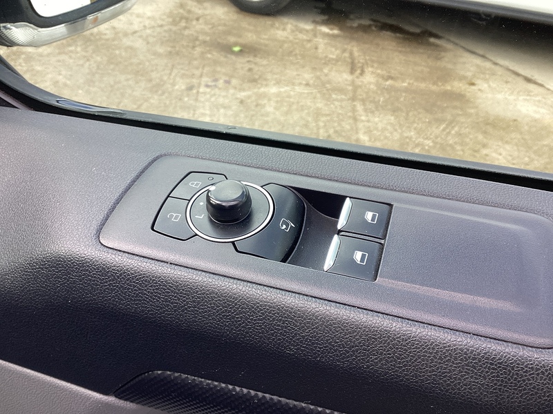 Ford 300 EcoBlue Limited SWB L/R A/C Euro 6