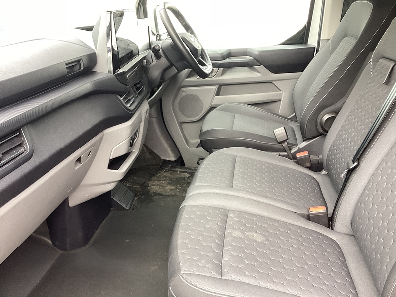 Ford 300 EcoBlue SWB Limited L/R Euro 6