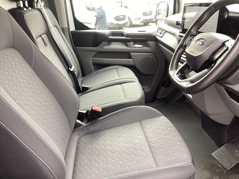 Ford 300 EcoBlue SWB Limited L/R Euro 6