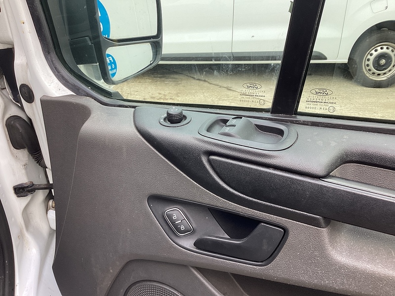 Ford 300 EcoBlue Leader SWB H/R Euro 6