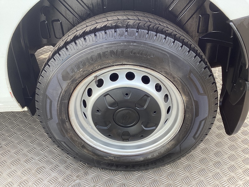 Ford 300 EcoBlue Leader SWB H/R Euro 6