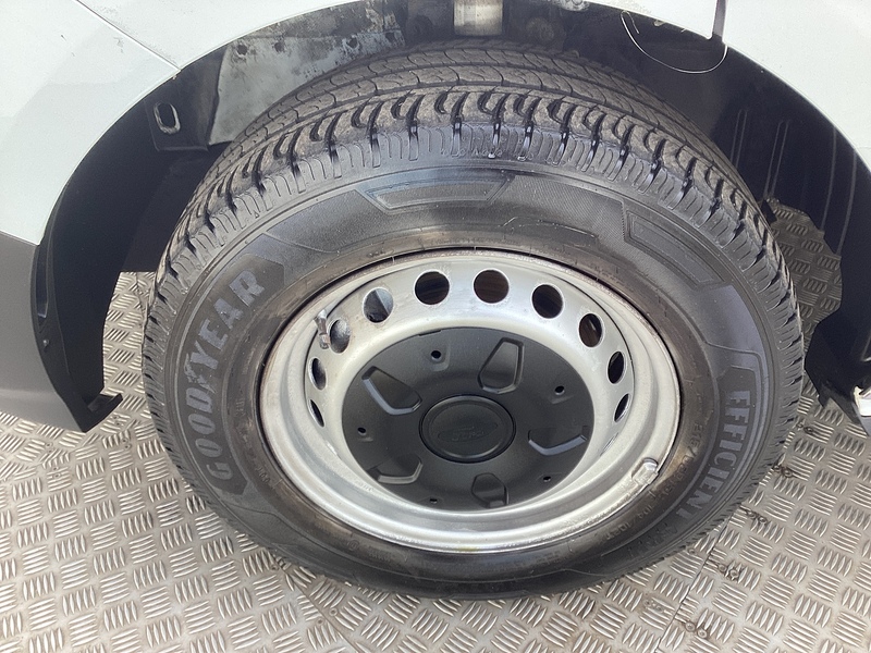 Ford 300 EcoBlue Leader SWB H/R Euro 6