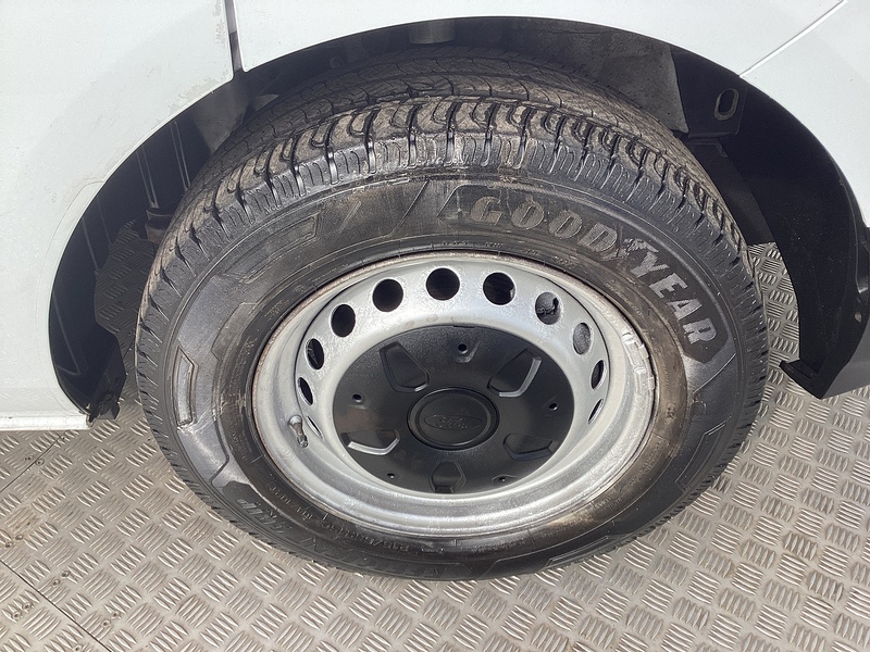 Ford 300 EcoBlue Leader SWB H/R Euro 6