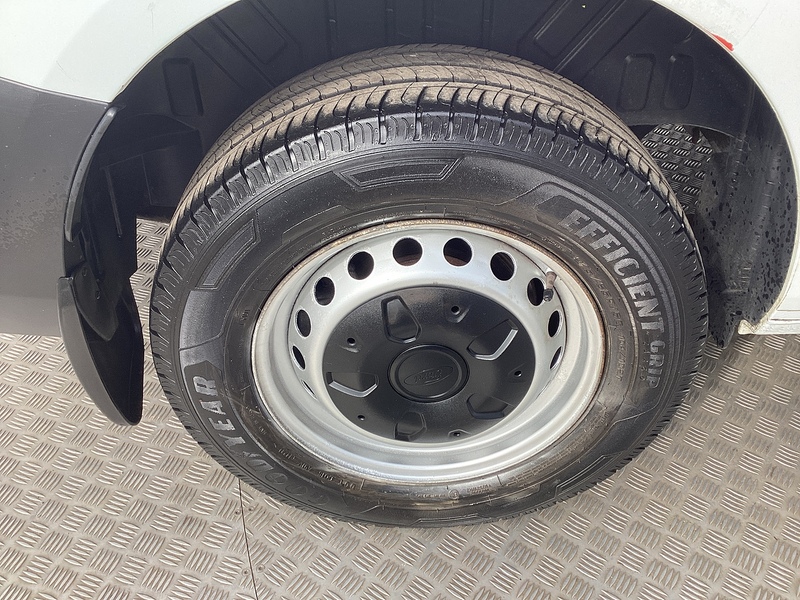 Ford 300 EcoBlue Leader SWB H/R Euro 6