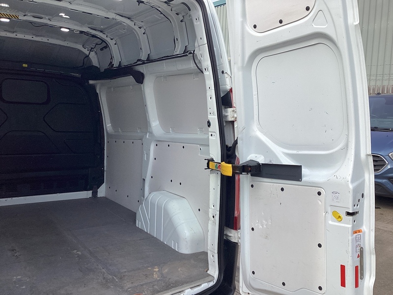 Ford 300 EcoBlue Leader SWB H/R Euro 6