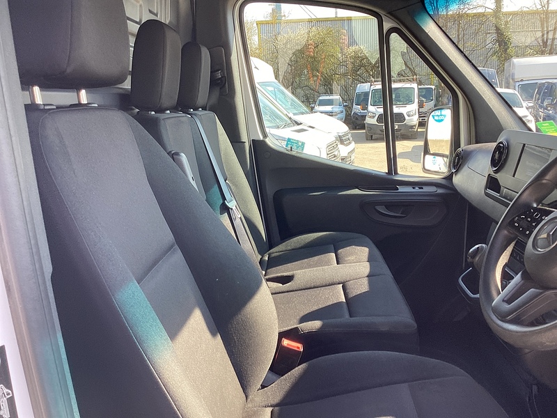 Mercedes 315 CDI Premium MWB H/R Progressive A/C Euro 6
