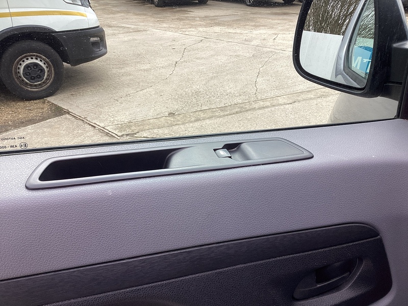 Vauxhall Turbo D 3100 Sportive LWB L/R Euro 6 **NO VAT**