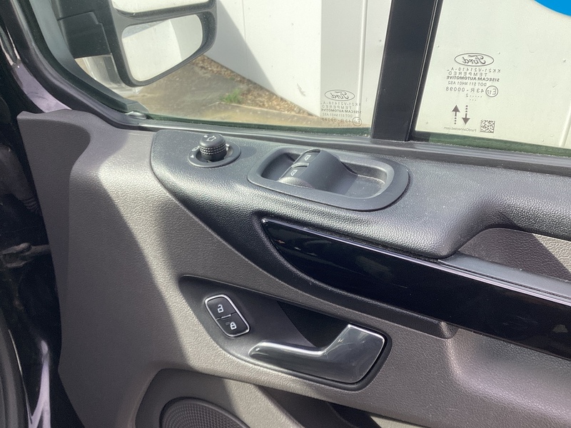 Ford 280 EcoBlue Limited SWB L/R Euro 6