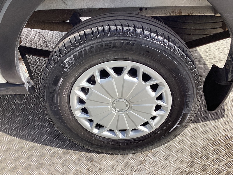 Ford 350 EcoBlue Trend MWB M/R Euro 6
