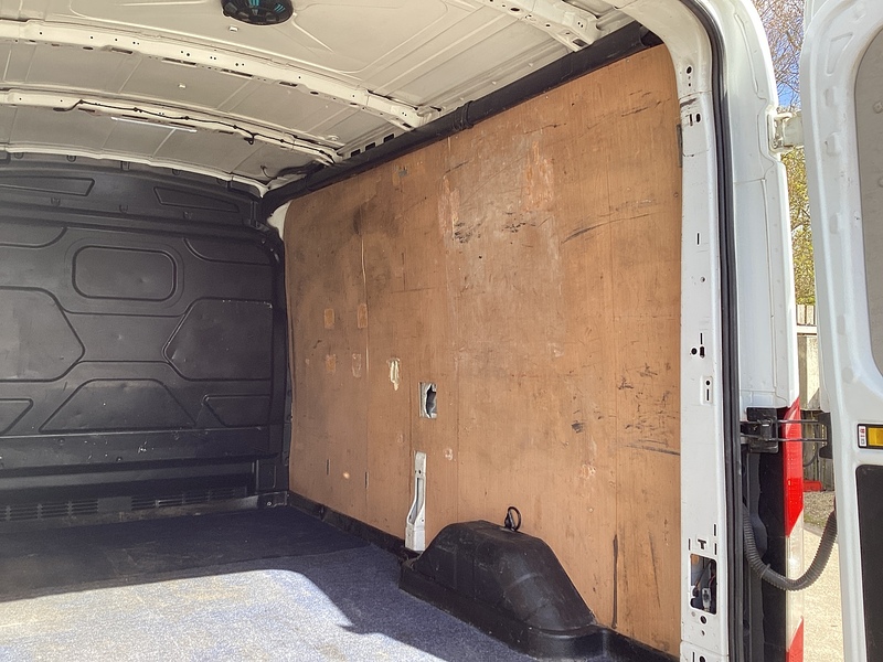 Ford 350 EcoBlue Trend MWB M/R Euro 6