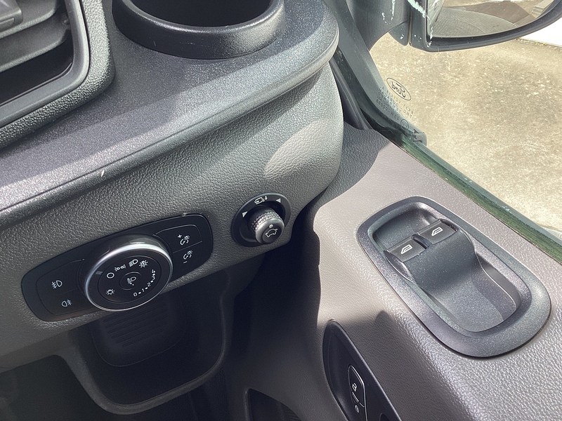 Ford 350 EcoBlue Trend MWB M/R Euro 6