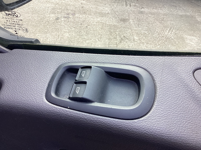 Ford 290 EcoBlue Trend MWB M/R A/C Euro 6