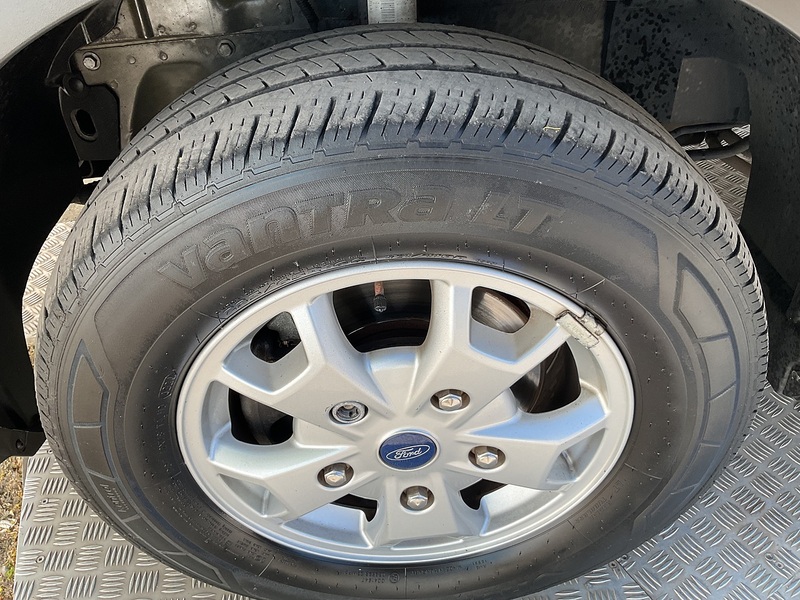 Ford 410 EcoBlue Limited 15 Seater 