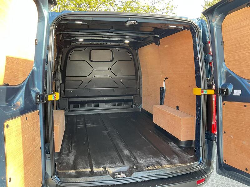 Ford 300 EcoBlue Active SWB L/R A/C Euro 6