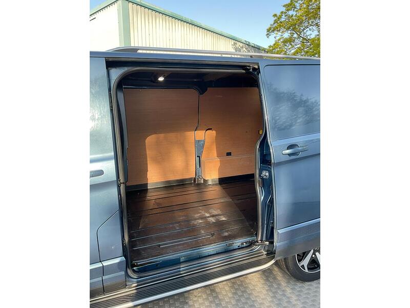 Ford 300 EcoBlue Active SWB L/R A/C Euro 6