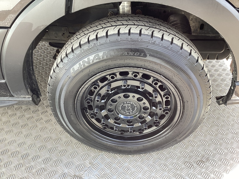 Ford 290 EcoBlue Leader MWB M/R A/C Euro 6