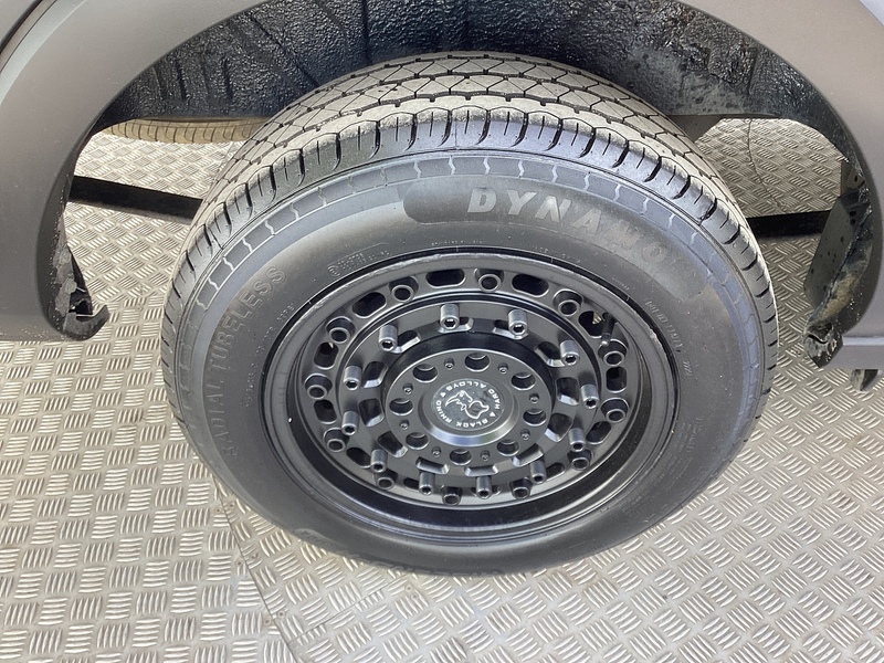 Ford 290 EcoBlue Leader MWB M/R A/C Euro 6