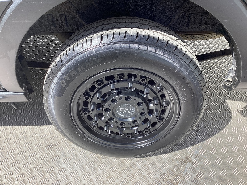 Ford 290 EcoBlue Leader MWB M/R A/C Euro 6