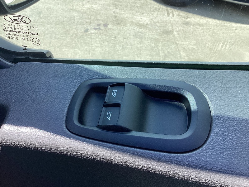 Ford 290 EcoBlue Leader MWB M/R A/C Euro 6