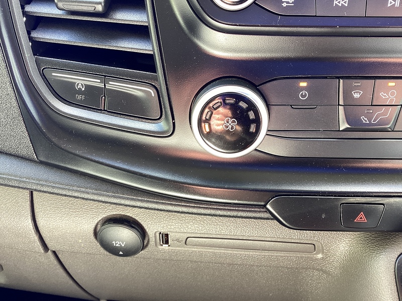 Ford 290 EcoBlue Leader MWB M/R A/C Euro 6