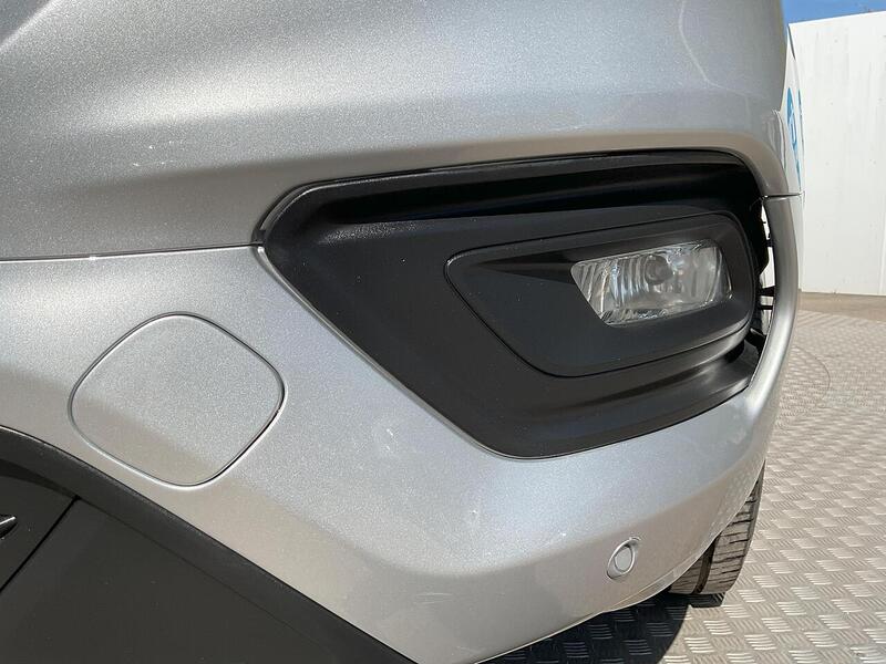 Ford 320 EcoBlue Limited LWB L/R A/C Euro 6