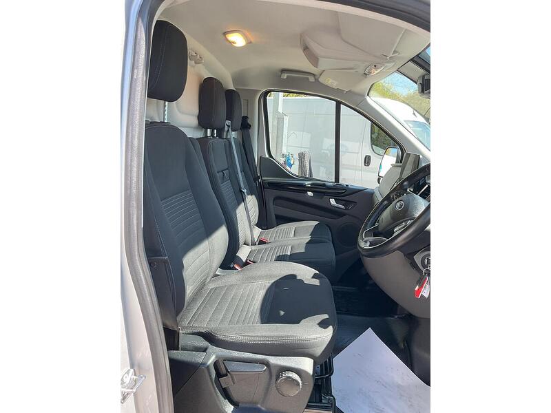 Ford 320 EcoBlue Limited LWB L/R A/C Euro 6