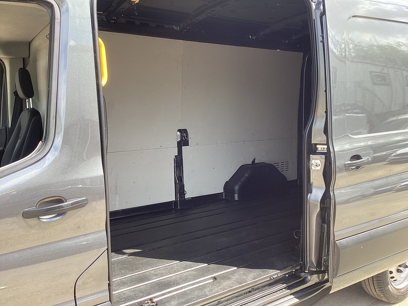 Ford 350 EcoBlue Leader LWB M/R Euro 6
